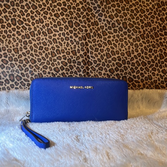 MICHAEL KORS SAFFIANO LEATHER ZIP AROUND WALLET IN ROYAL BLUE w/SILVER HARDWARE - Picture 2 of 8